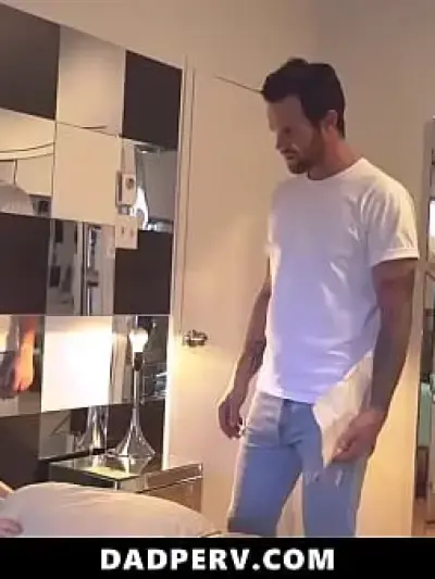 Bài Học Chiều Tàn Khốc Liệt Của Bố Dượng: Quan Hệ Hậu Môn Cứng Nhắc & Đổ Tinh Sâu Trong Phòng Khách