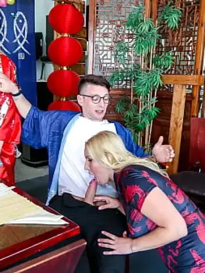 Bữa Tiệc Sushi Bất Ngờ: Hai Milf Nóng Bỏng Quan Hệ Khỏa Thân Với Bạn Công Khai